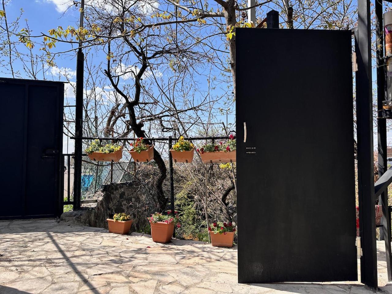 Cosy Studio With Beautiful Garden يريفان المظهر الخارجي الصورة